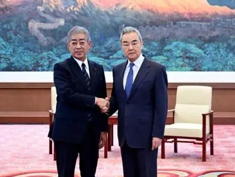 日本终于等到中方的回应！9月28日，王毅在北京会见日本贸促协会会长岩屋毅，这场会