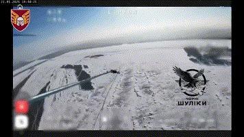 乌军无人机空中垂钓俄军无人机近日，乌克兰第24旅发布在波克罗夫斯克前线最新的作