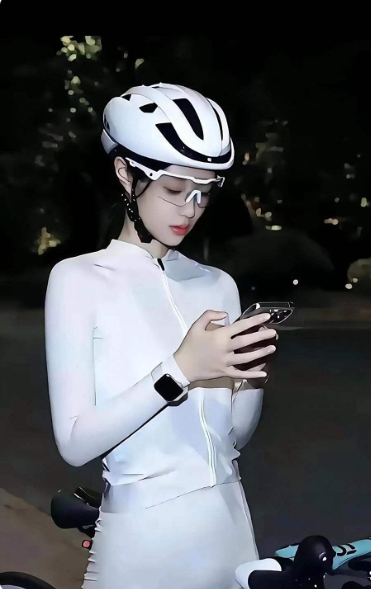 骑行圈的美女真是如云呀！而且都是有钱人吧？这一套装备应该很贵吧？
