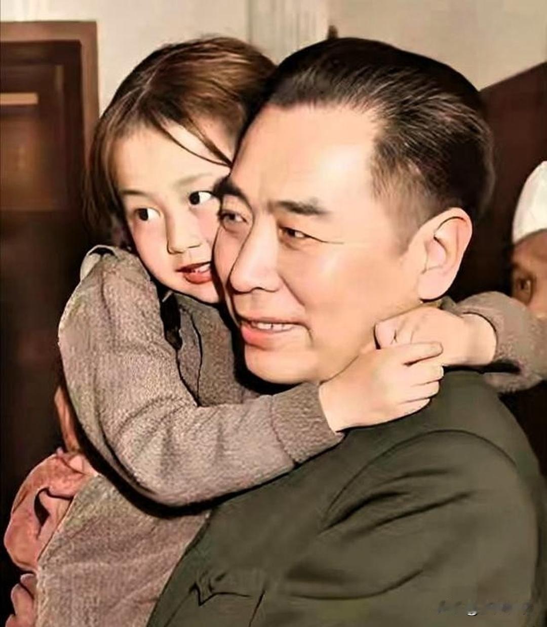 周总理怀中的小女娃，元帅独女弃娇名当兵，活成传奇女大使被周总理抱在怀里的这
