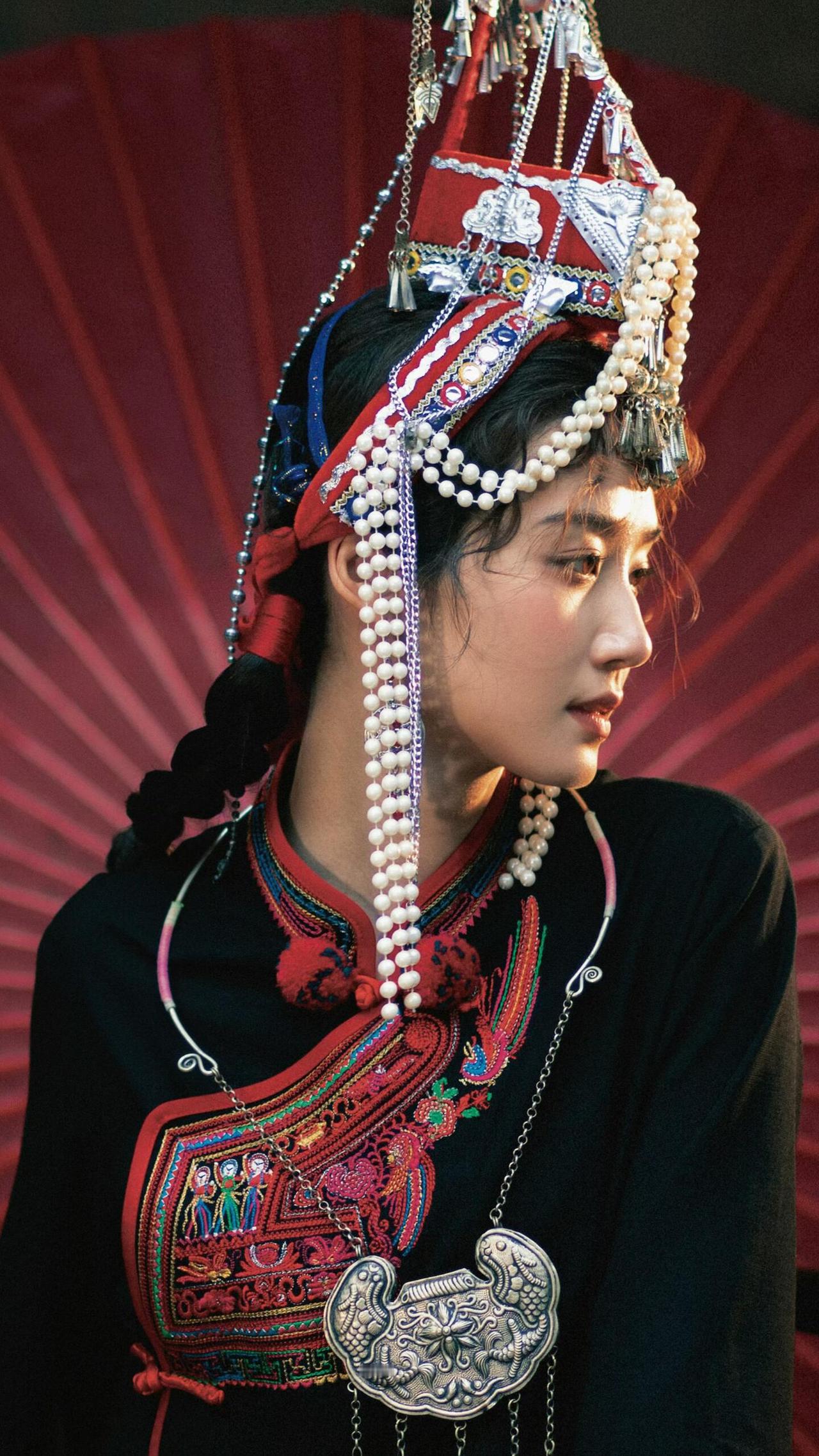 这组畲族服饰人像作品以浓烈的民族美学为核心，在视觉表达上实现了传统与现代的融合。