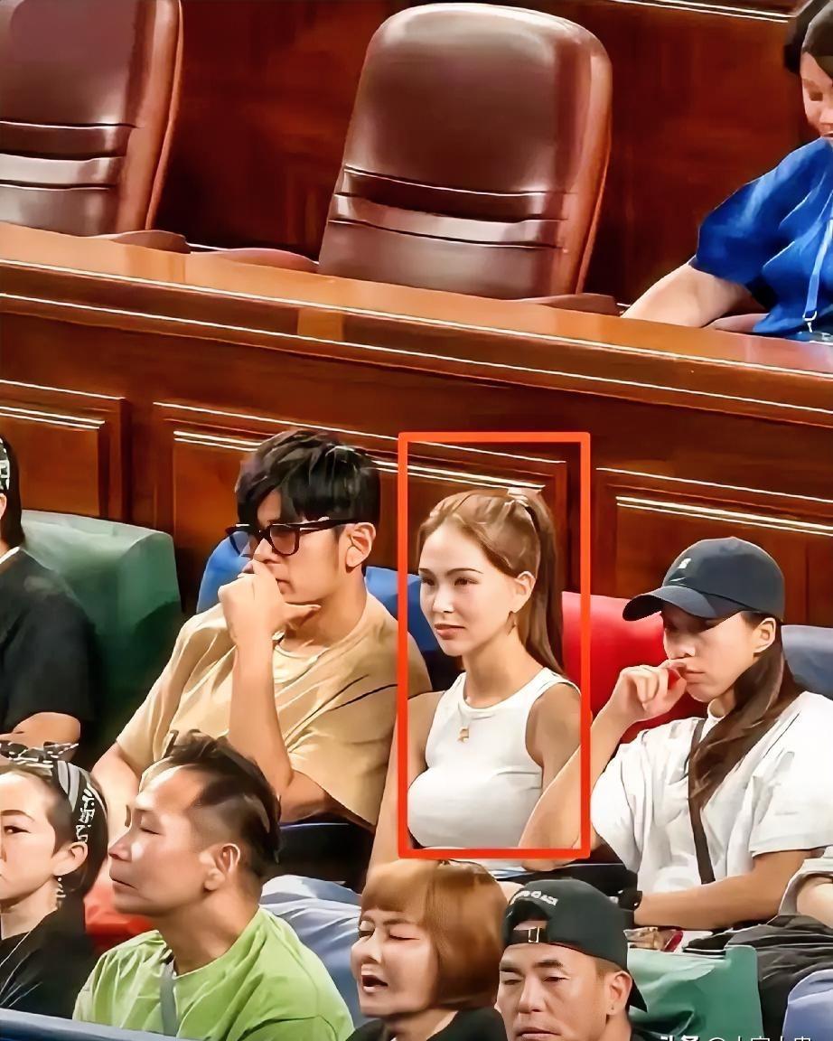 她不是天生素颜抗打，是每天六点半起床，空腹有氧二十分钟，再练TRX和芭蕾把杆，一