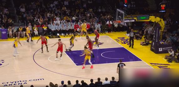 艾顿放弃千万，湖人“饼皇”重生！湖人对阵公牛，你看见艾顿了吗？37分钟狂砍2