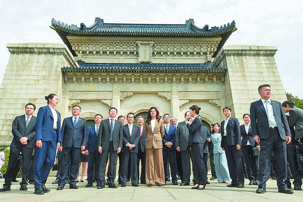 台湾作家雁默今日发文评国民党，他写道：“无论喜欢不喜欢郑丽文与她的路线，都难以否