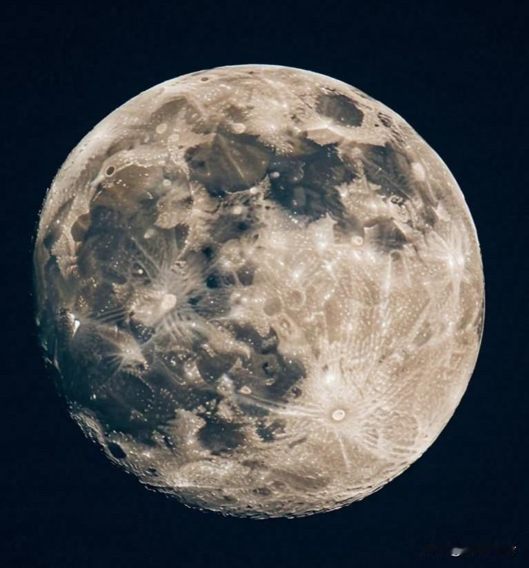 11月6日6时27分，月球距离地球约35.7万公里，这是2025年所有满月中与地