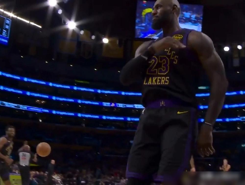 狄龙低头认怂？别天真了。他不过在围观一场残忍的活人献祭。东契奇腿筋撕裂，里夫