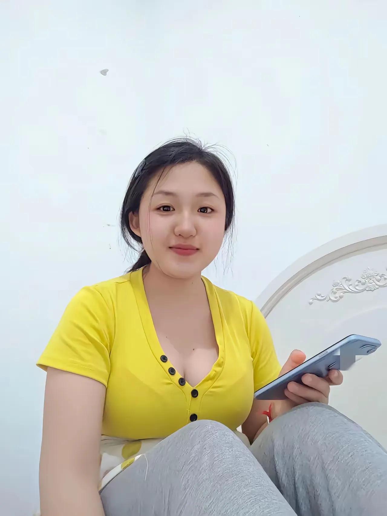 元气满满的一天，从黄色上衣开始！🌞👗📱什么叫做有魅力的女人？分享一个治愈