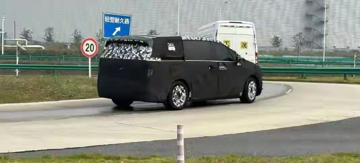 2025广州国际车展这一次广州车展鸿蒙智行仿佛回到了主场，光芒四射，人流量超级超