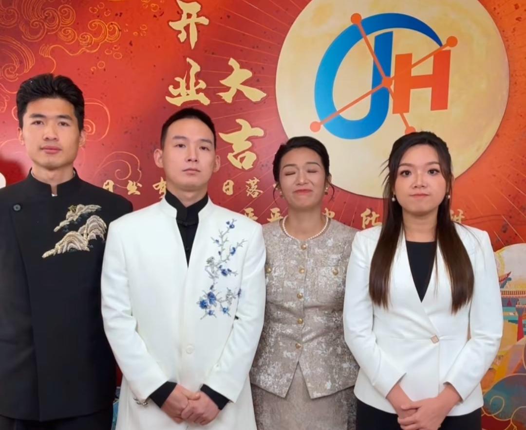 许健华公司揭牌仪式看到浩男小妹懵懂的表情太逗了有种被迫营业的感觉！印证了