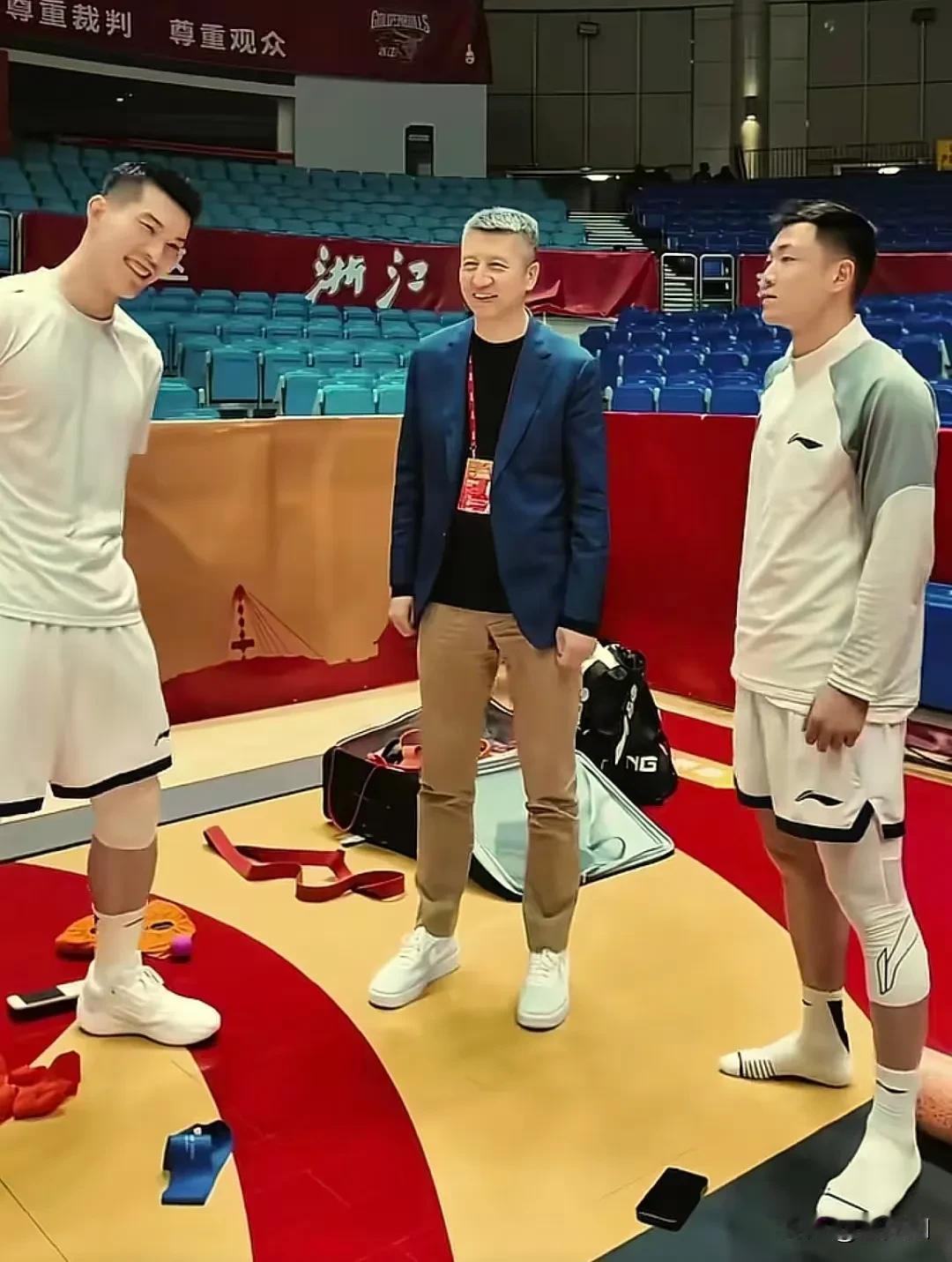 郭士强今晚来浙江义乌考察球员了，郭士强先是跟山东队的董事长胡克生，总教练纪敏尚，