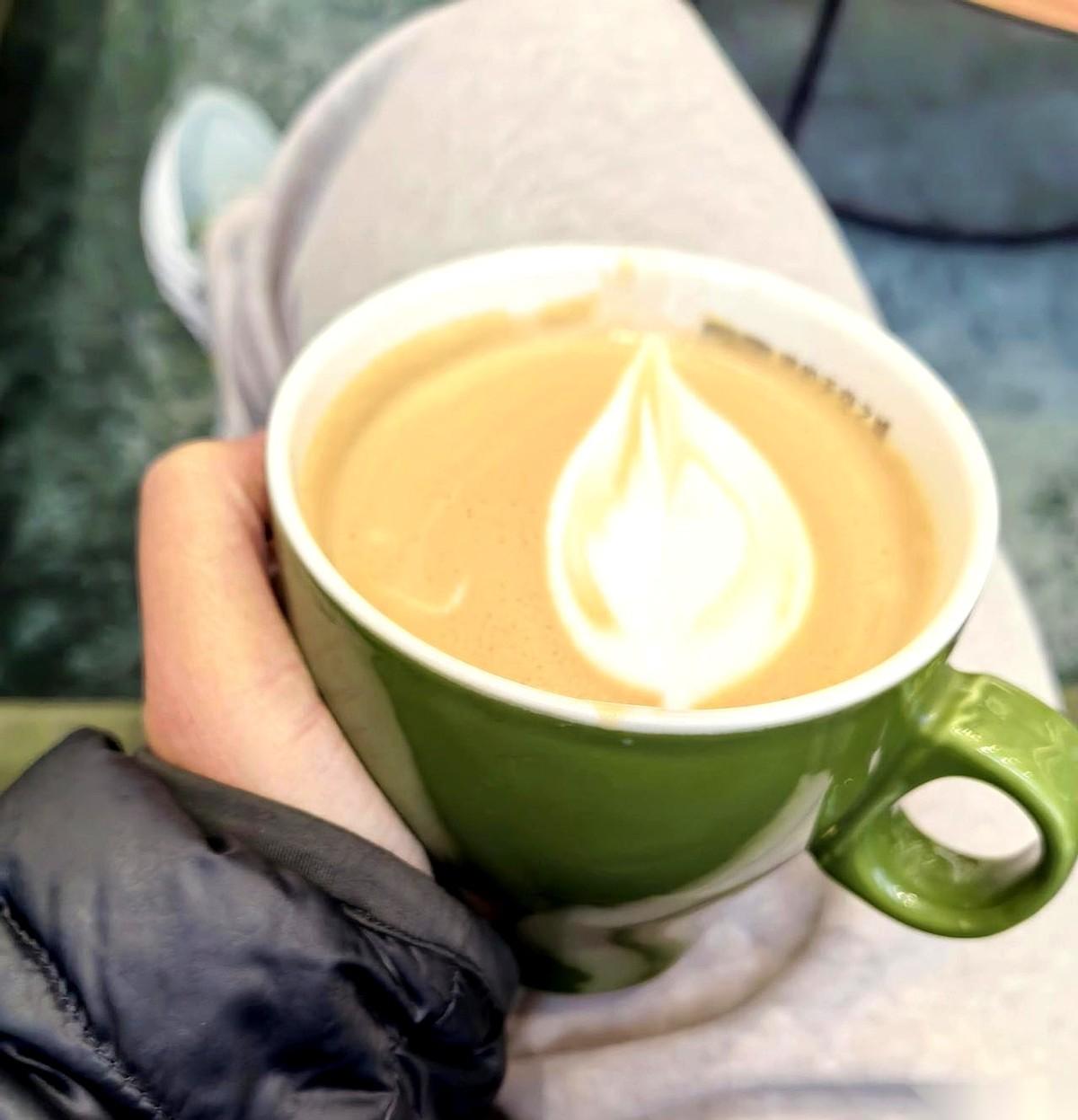 “咖啡要是都省了，那上班还有什么劲儿？”说这话的，是我同事，一个小姑娘，一脸认