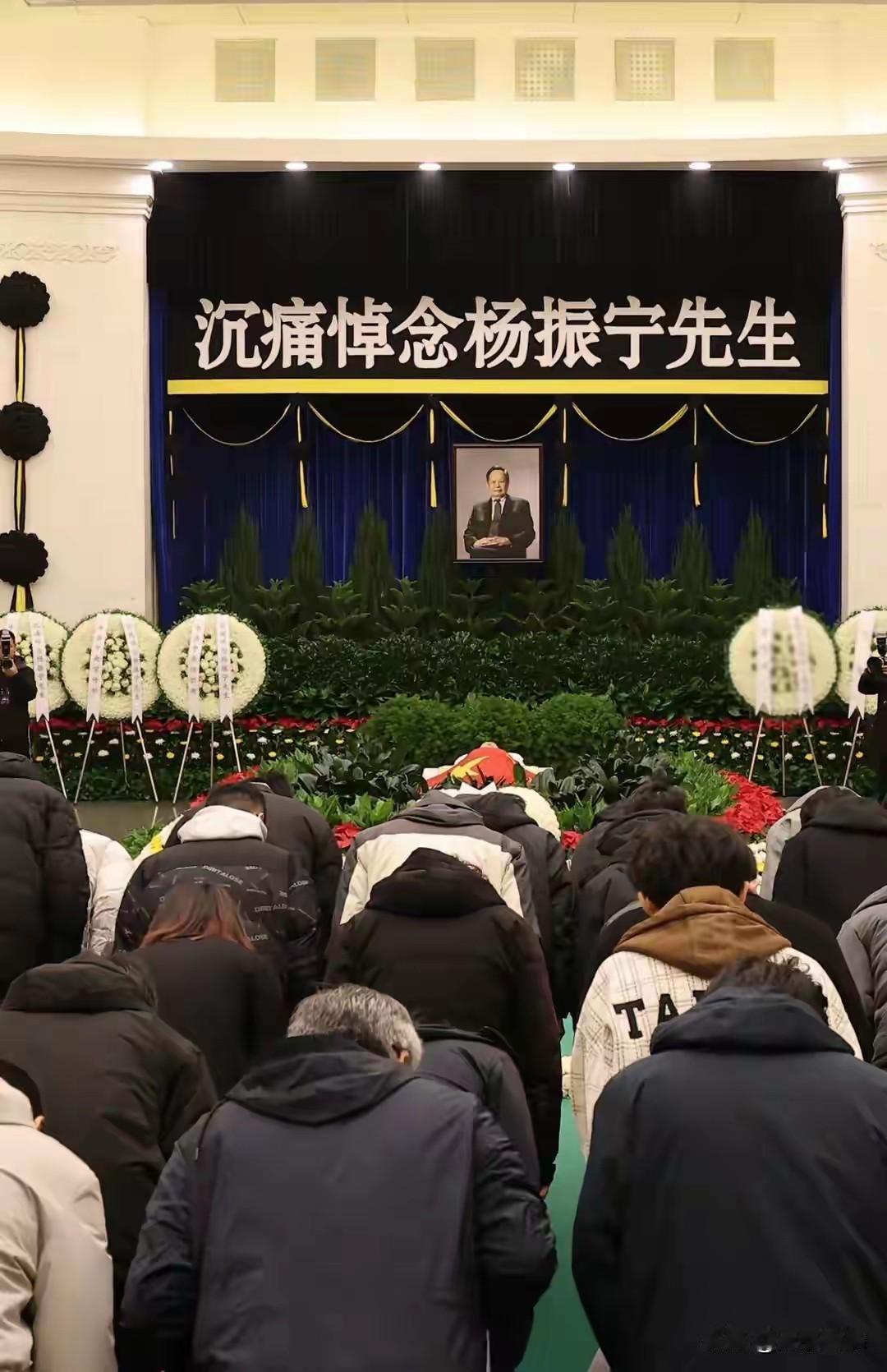 星落东方！杨振宁先生遗体告别，103年人生写尽：科学巨擘与赤子丹心10月2