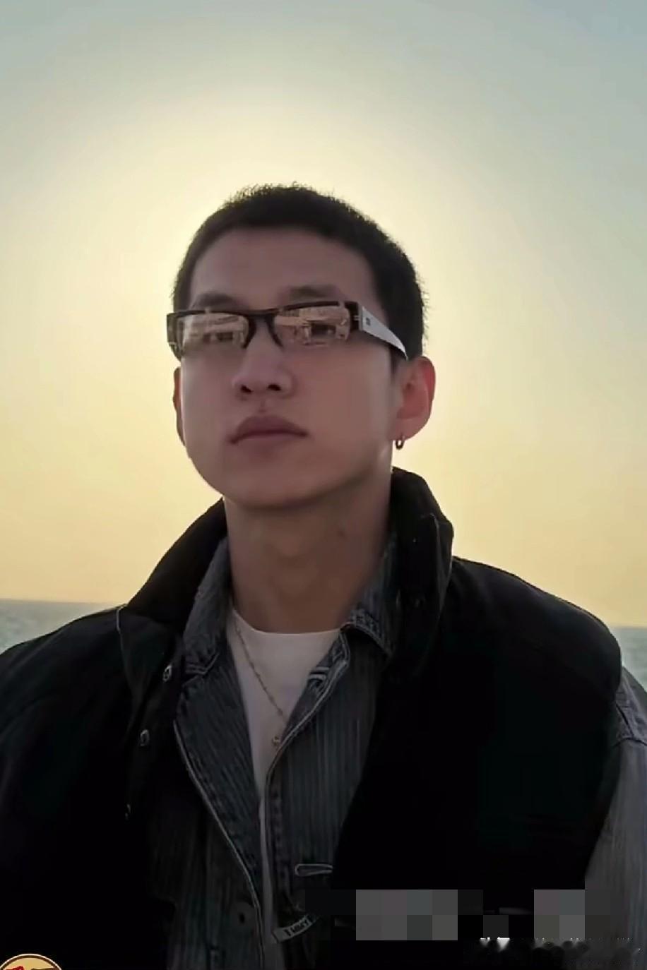 李嘉格与男友正脸合照李嘉格终于吃上好的了，这些年做梦都想和帅哥谈恋爱吧，新男友看