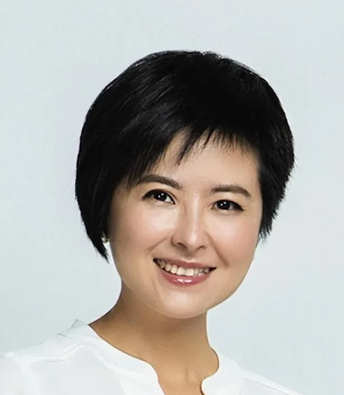 2026年6月，张泉灵坐在鲁豫的播客镜头前，聊起自己在央视的那段经历。她没有继续维持外界熟悉的“名嘴
