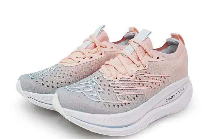 领跑梦想推出的这双鸳鸯碳板跑鞋，彻底把情侣跑步这件事玩出新花样。不是简单换个颜色