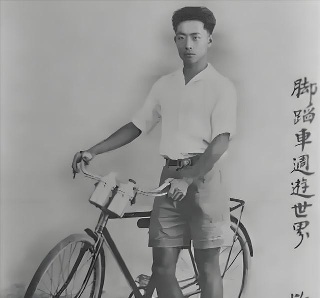 1933年，希特勒会见骑自行车环游世界的中国青年潘德明。看完他的册子后，希特勒沉