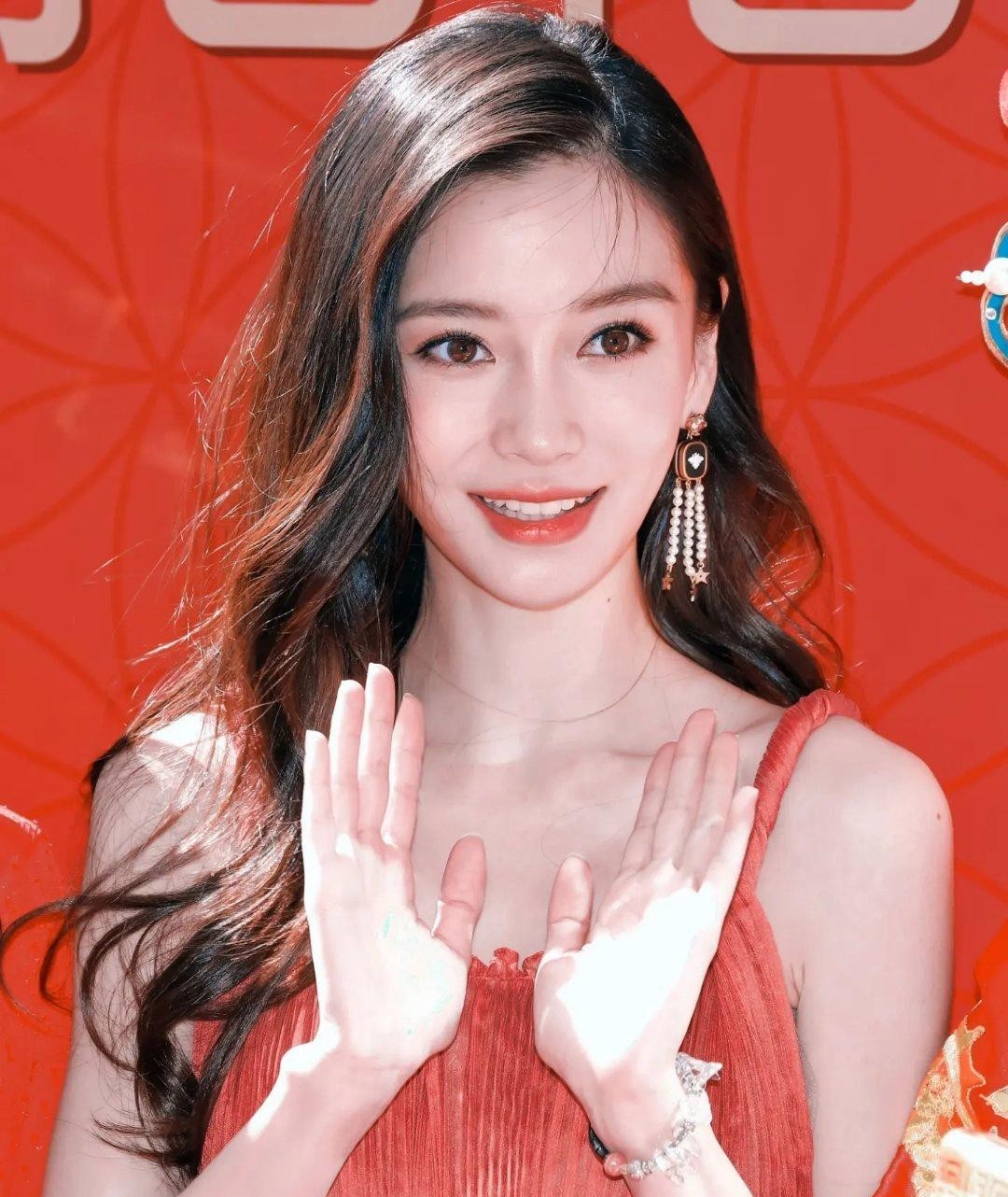 Angelababy这组路透图又在网上火了，她那个招牌笑容确实很有感染力，看着就