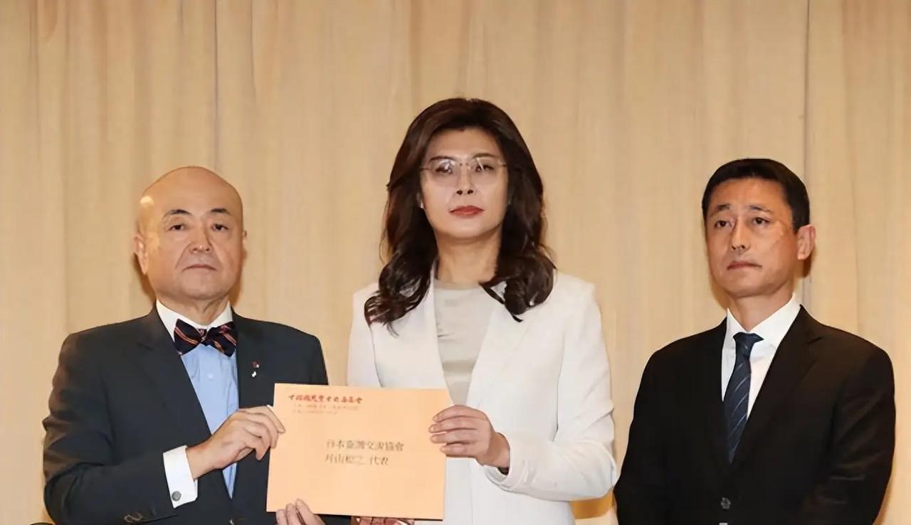 郑丽文彻底不装了？前脚给日本熊本捐款100万，后脚就向窜台的自民党“献媚”。她说