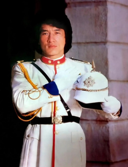 2001年，成龙86岁的父亲病重，成龙去医院探望的时候，成龙说：“爸爸，你死后我