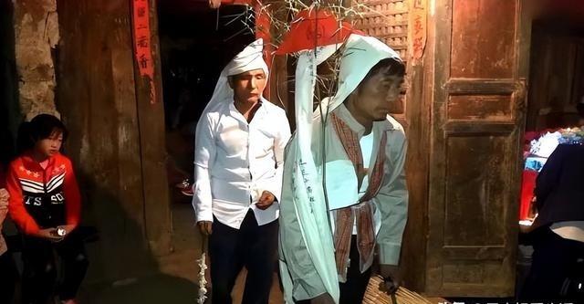 1995年，东莞市殡仪馆内送来了一具已经有味道的女尸，火化工人何亚胜正打算把她推