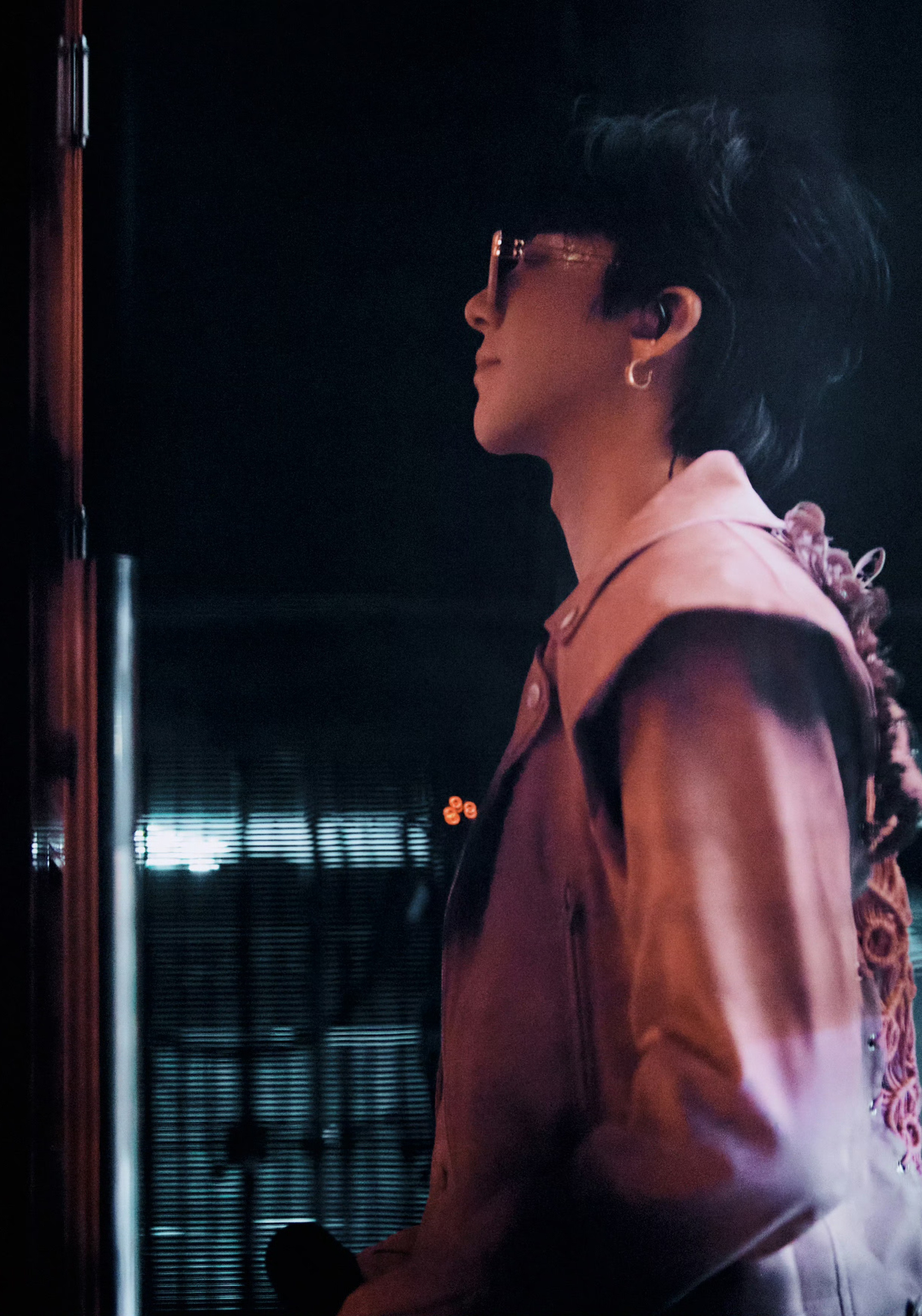 摩登兄弟刘宇宁的南京演唱会·后台记录刘宇宁这无可挑剔的侧颜。自带高光，立体度拉