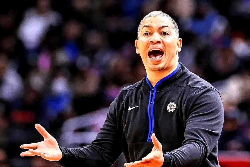 快船队记者破防了，直言球队的比赛很难看，每个人都透露着沮丧和失落！哈登半场独得