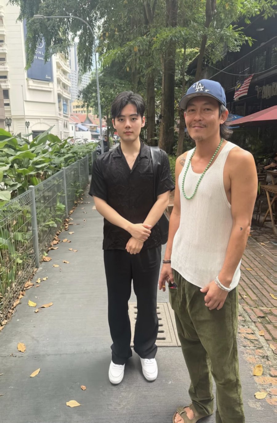 近日，陈冠希在吉隆坡吃饭被偶遇，他不修边幅，起初拒绝与粉丝合影，后面又同意了，而他的时尚大片P图后还