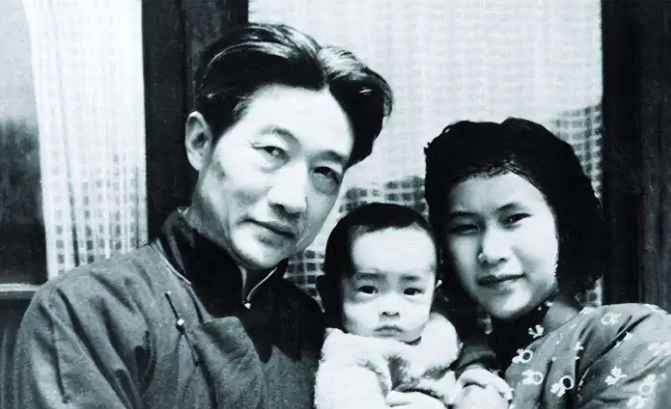 1953年，画坛巨匠徐悲鸿去世没几个月，他30岁的遗孀廖静文，带着两个孩子，把上