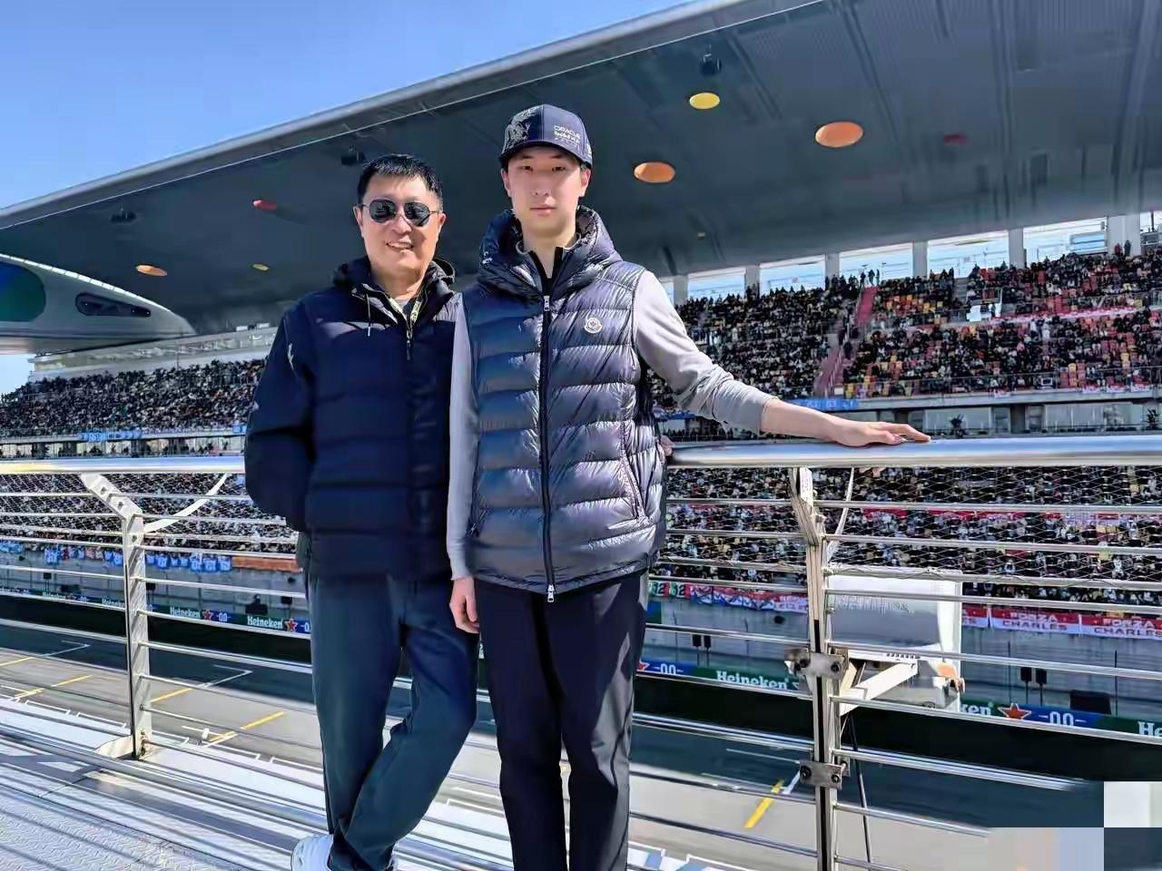 这基因有多强大，林永健儿子太像他了。F1赛场上，父子合影，15岁的儿子个子