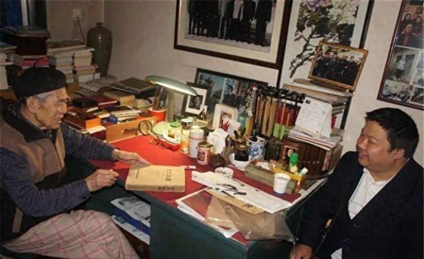 毛主席晚间喜欢散步，曾坦率告诉秘书高智：实际上我只亲自管全国两个人半！1953