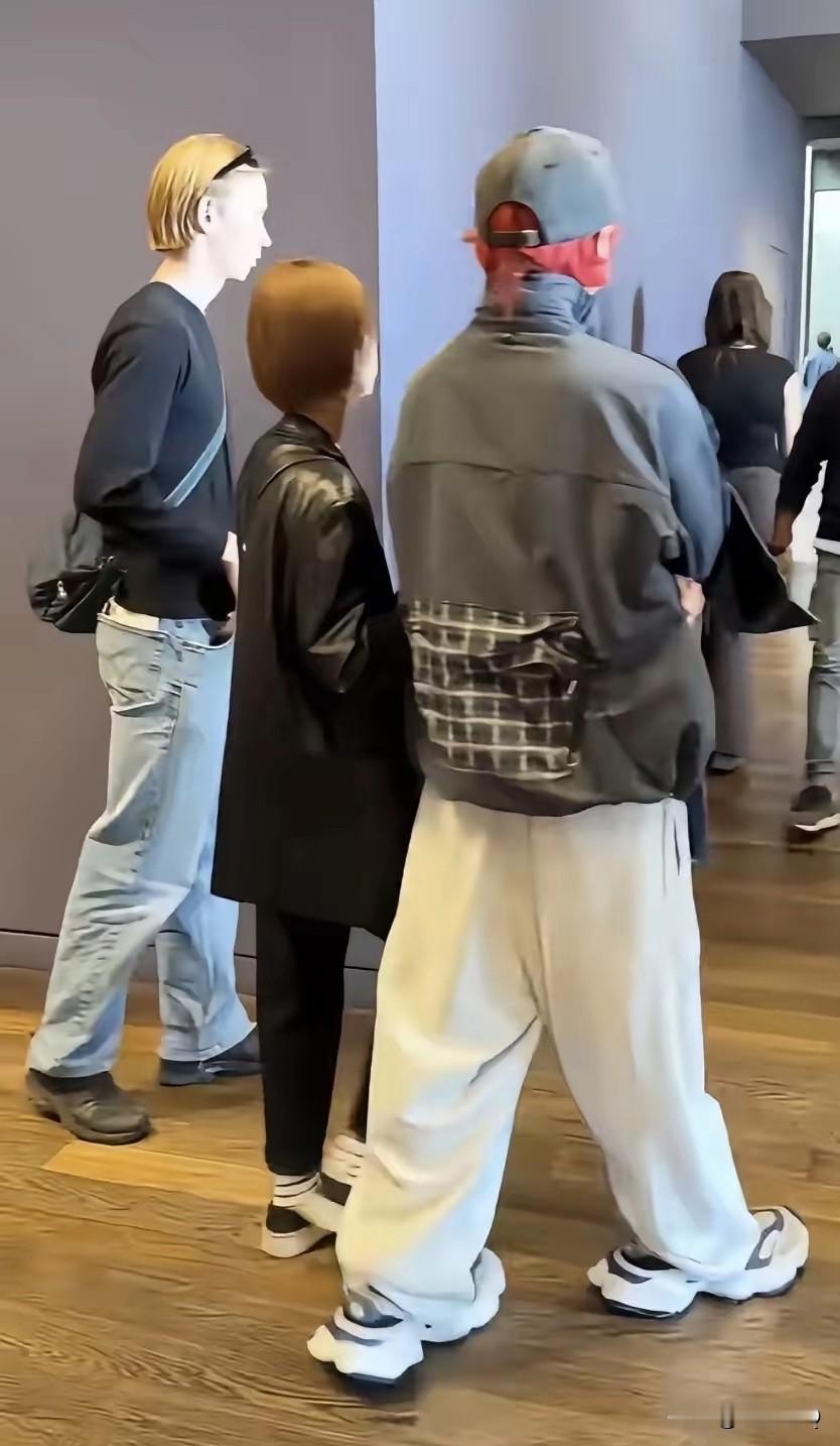 网友国外偶遇杨丞琳和李荣浩两口子观展，李荣浩一头红发很是惹眼，看展期间杨丞琳背后单手环抱李荣浩简直不