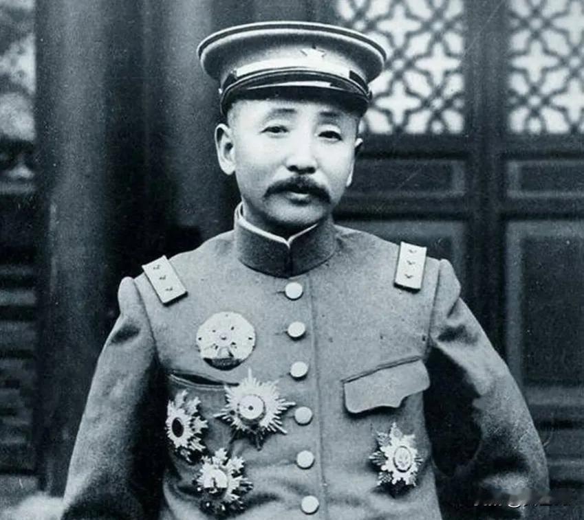 1920年，张作霖去视察东北军，遇到一个偷懒的士兵，正躲在树林里，用钢盔当锅炖野