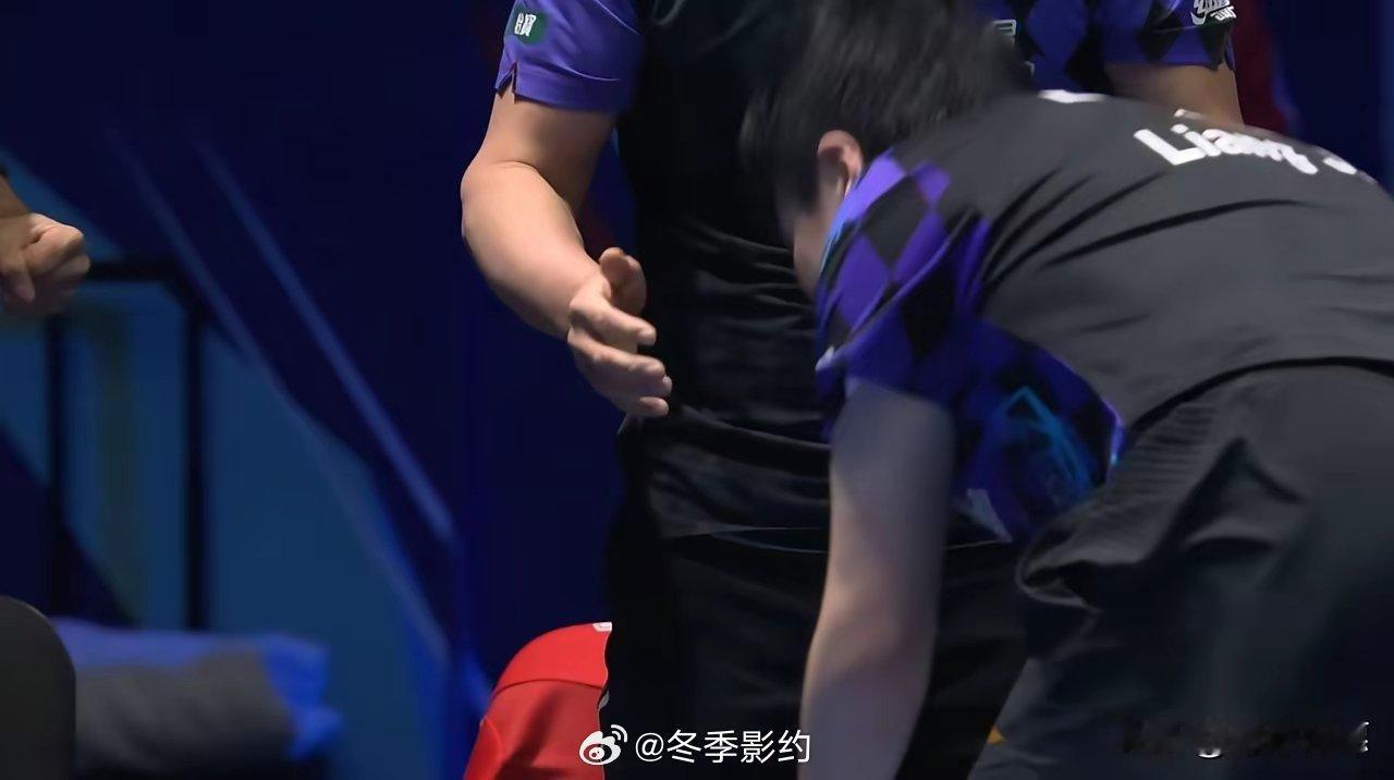 太激动了！世乒赛决赛，梁靖崑首发登场0：2落后又一次3：2绝境翻盘张本智和后，由