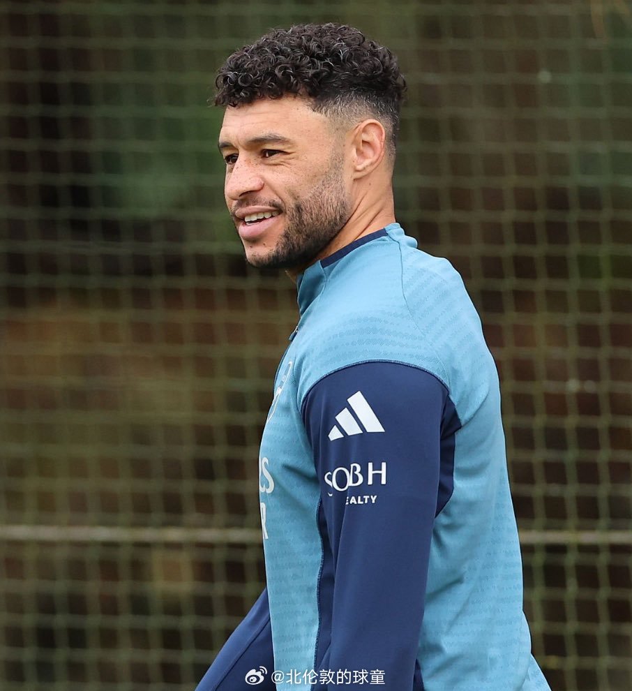 张伯伦谈及在阿森纳训练时表示：“我和默特萨克沟通过，询问是否可以随U21青年队训