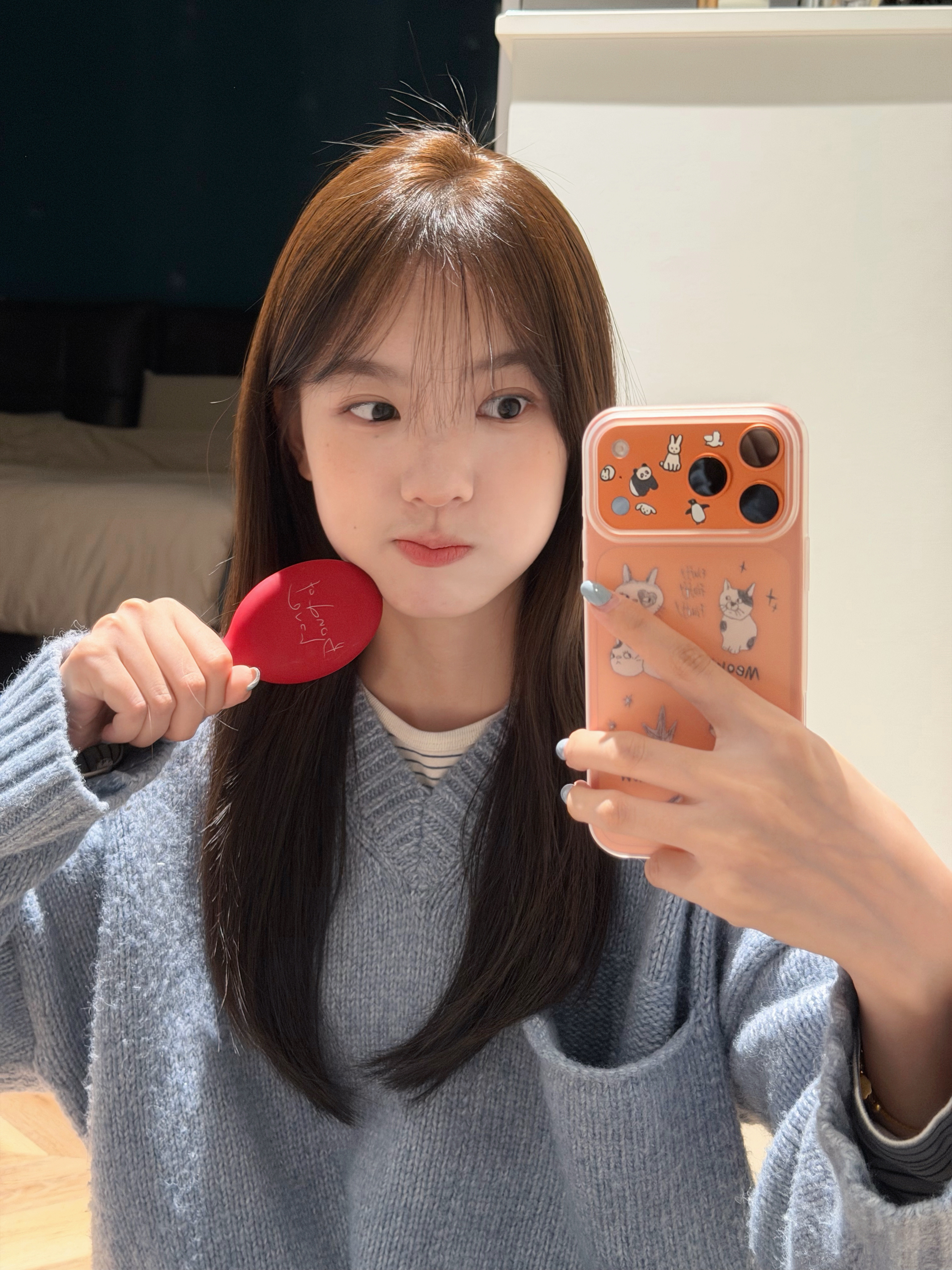 新发型！！染了冷棕剪了刘海可以跟理发师说中长发然后剪一点层次刘海厚度的话看个人