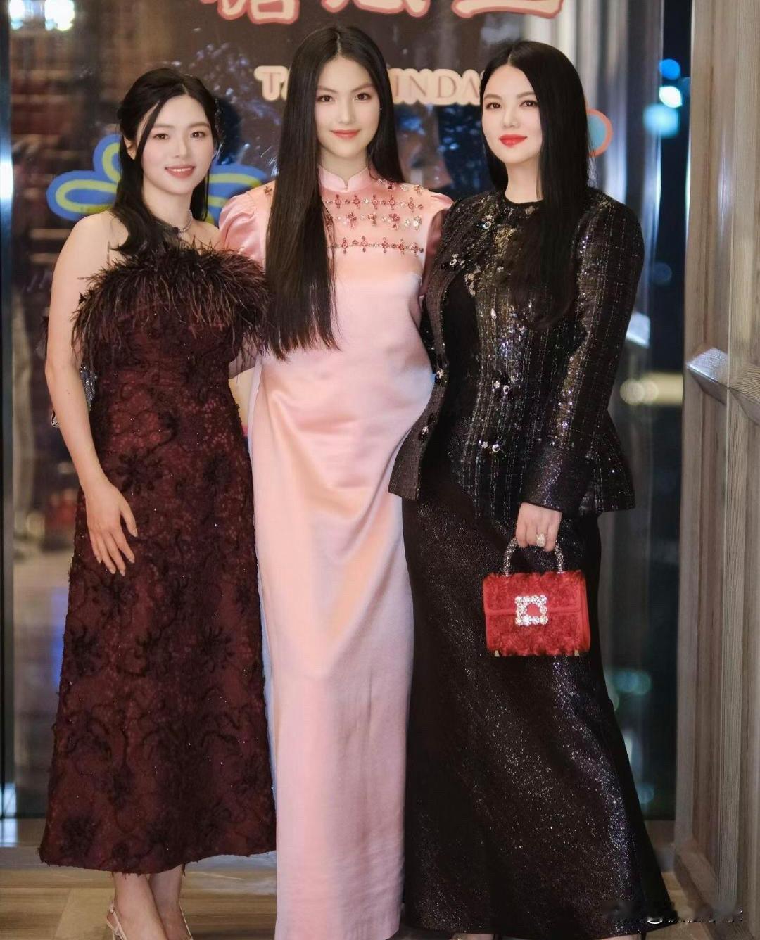 李湘带16岁女儿王诗龄参加晚宴，王诗龄的打扮好成熟，手里举着酒杯，表现得落落大方