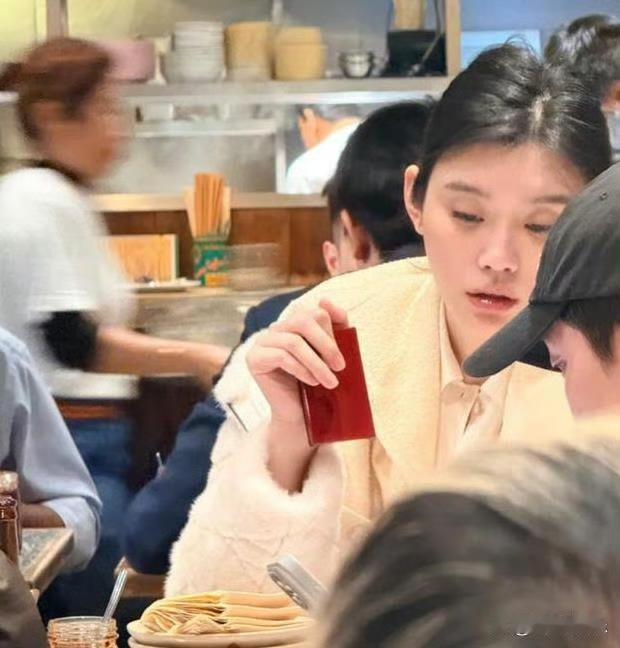 偶遇奚梦瑶吃泰餐，没化妆但五官赢得彻底