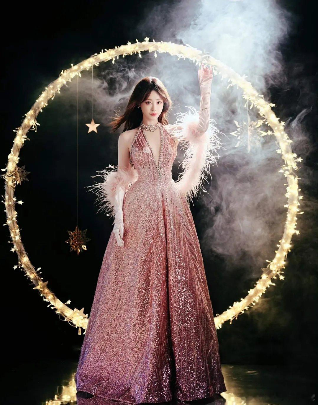 祝绪丹人还是挺美的，但造型真的像团播那种