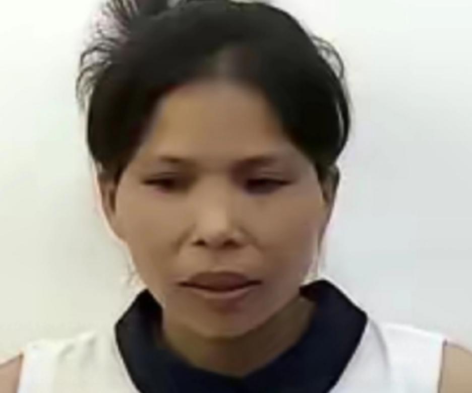她高考考出了692分的成绩，最终被中国人民大学录取。由于当年取消分配工作，她只能