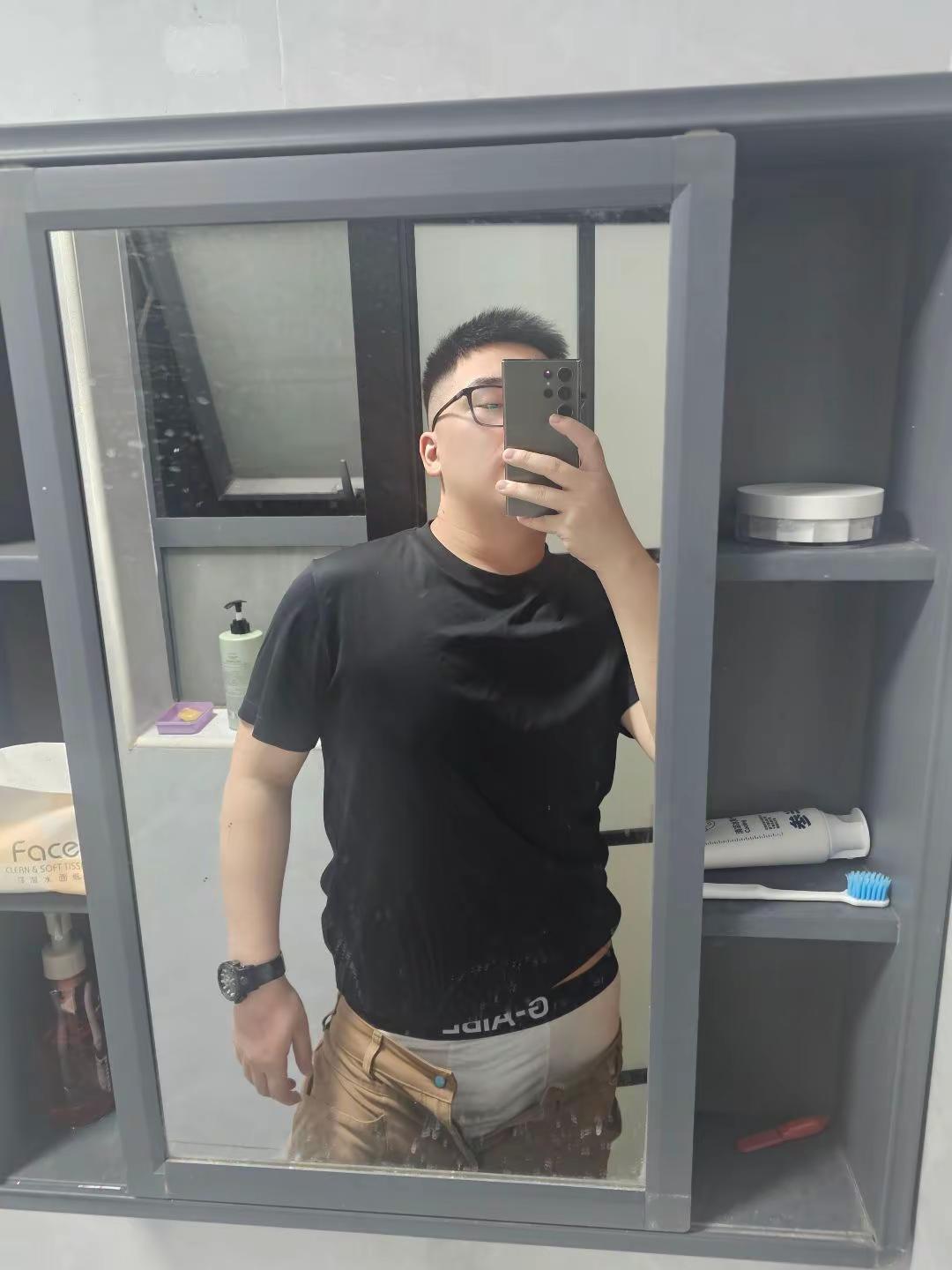 😏😏😏要吗？宝贝熊大肚子圆寸男生穿搭日记