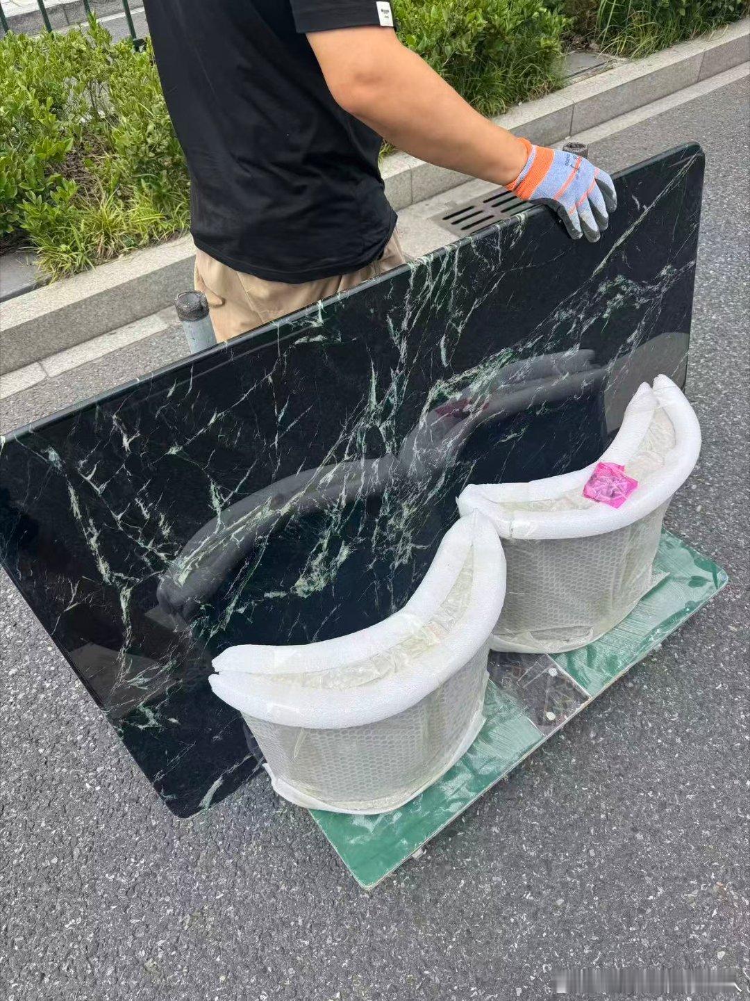 今天茶几到了会客室布置的差不多了我估计月底可以开业了