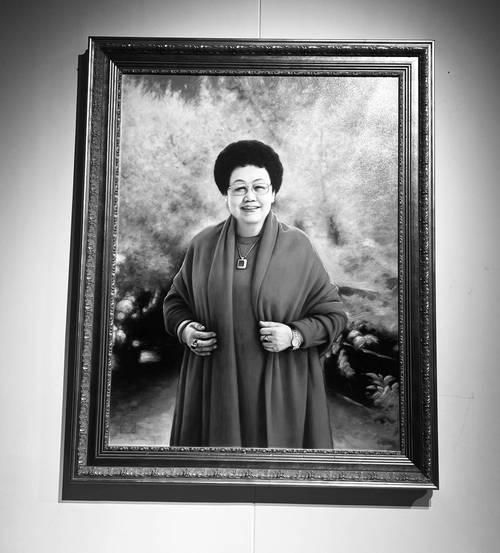 2026年4月9日，陈丽华女士告别仪式在北京八宝山东礼堂举行。细雨中，亲友、市民