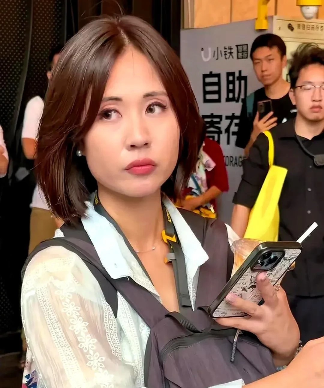查了下中天女主播何穂穗，不查不知道，一查吓一跳。何穂穗工作的中天电台老板，
