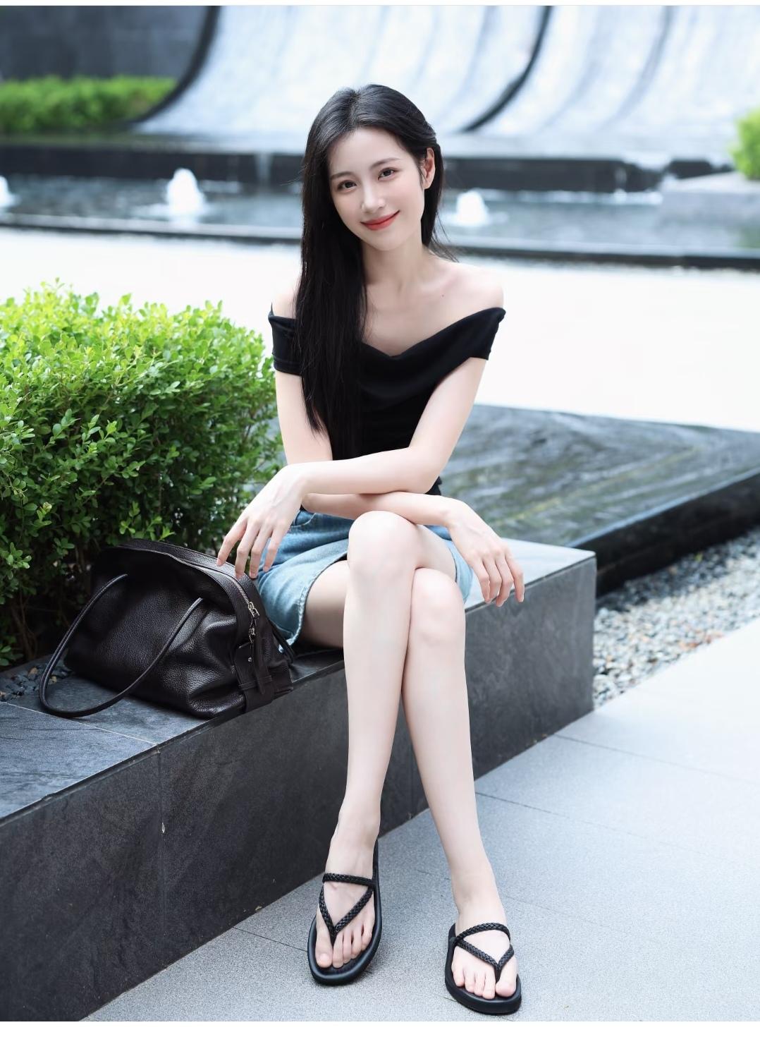从头到脚干净整洁，这样的女孩很招人喜欢。