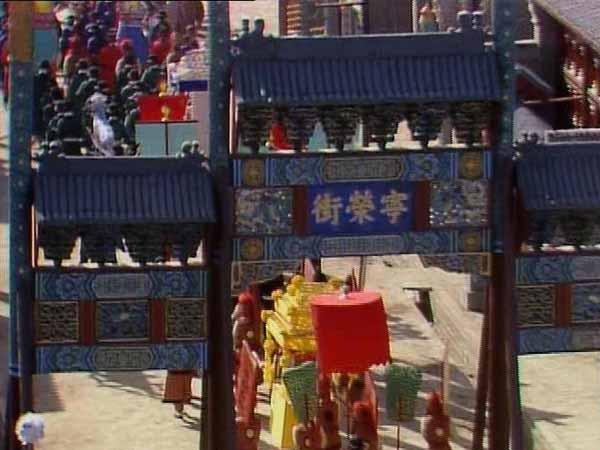 贾府为啥要请那么多佣人，有必要吗？贾府并没有“请”佣人。贾府只有奴才。所谓