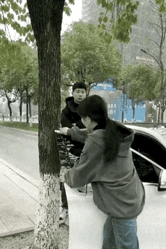 你应该让男朋友帮你拽树[捂脸哭]