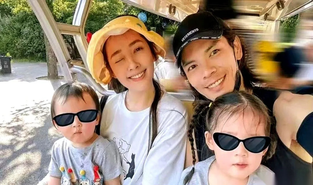 41岁的向佐和42岁的郭碧婷带5岁女儿向芷与3岁儿子向笙现身珠海长隆海洋王国，向佐一手抱娃一手推行李