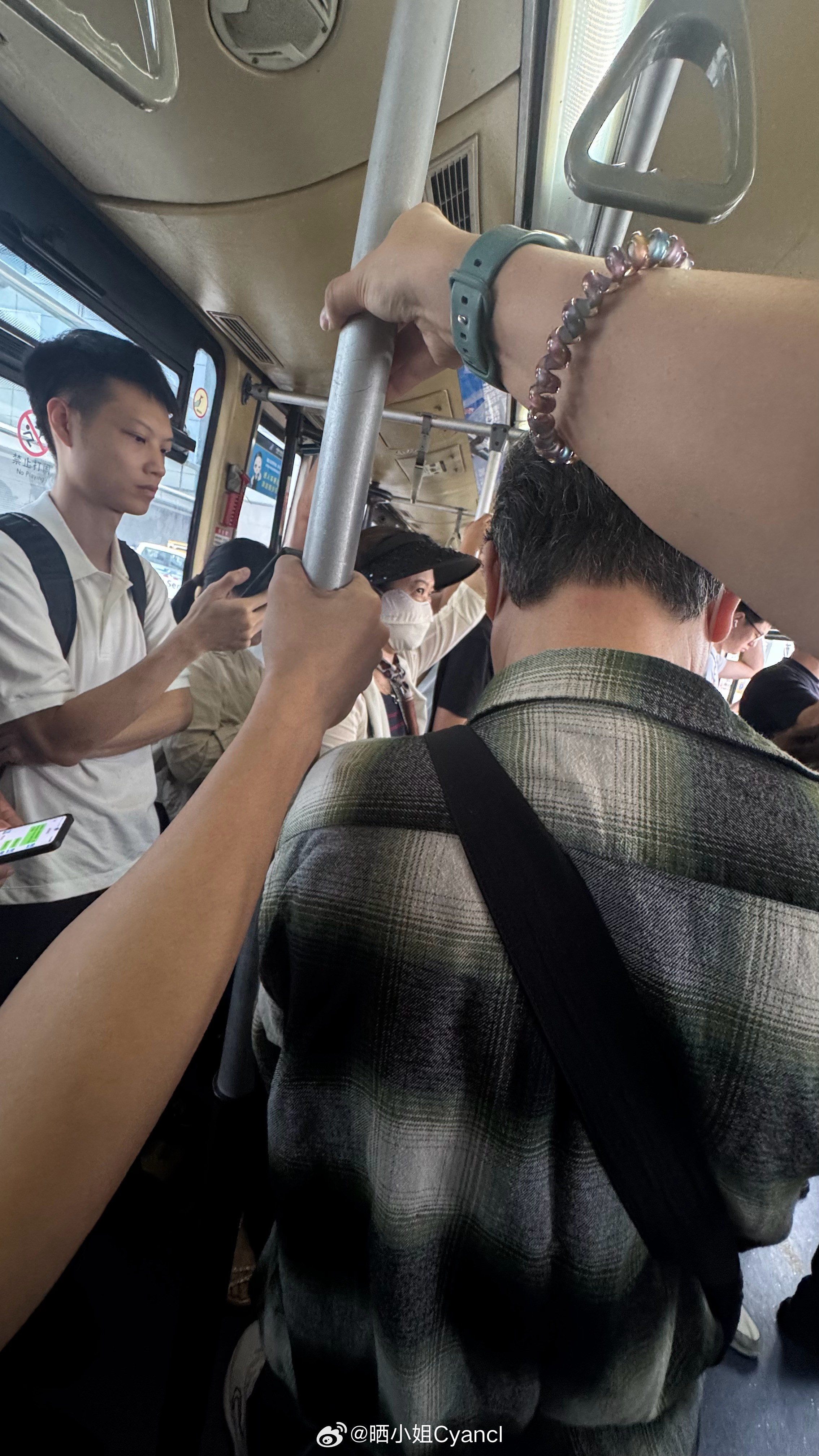 白发柱男