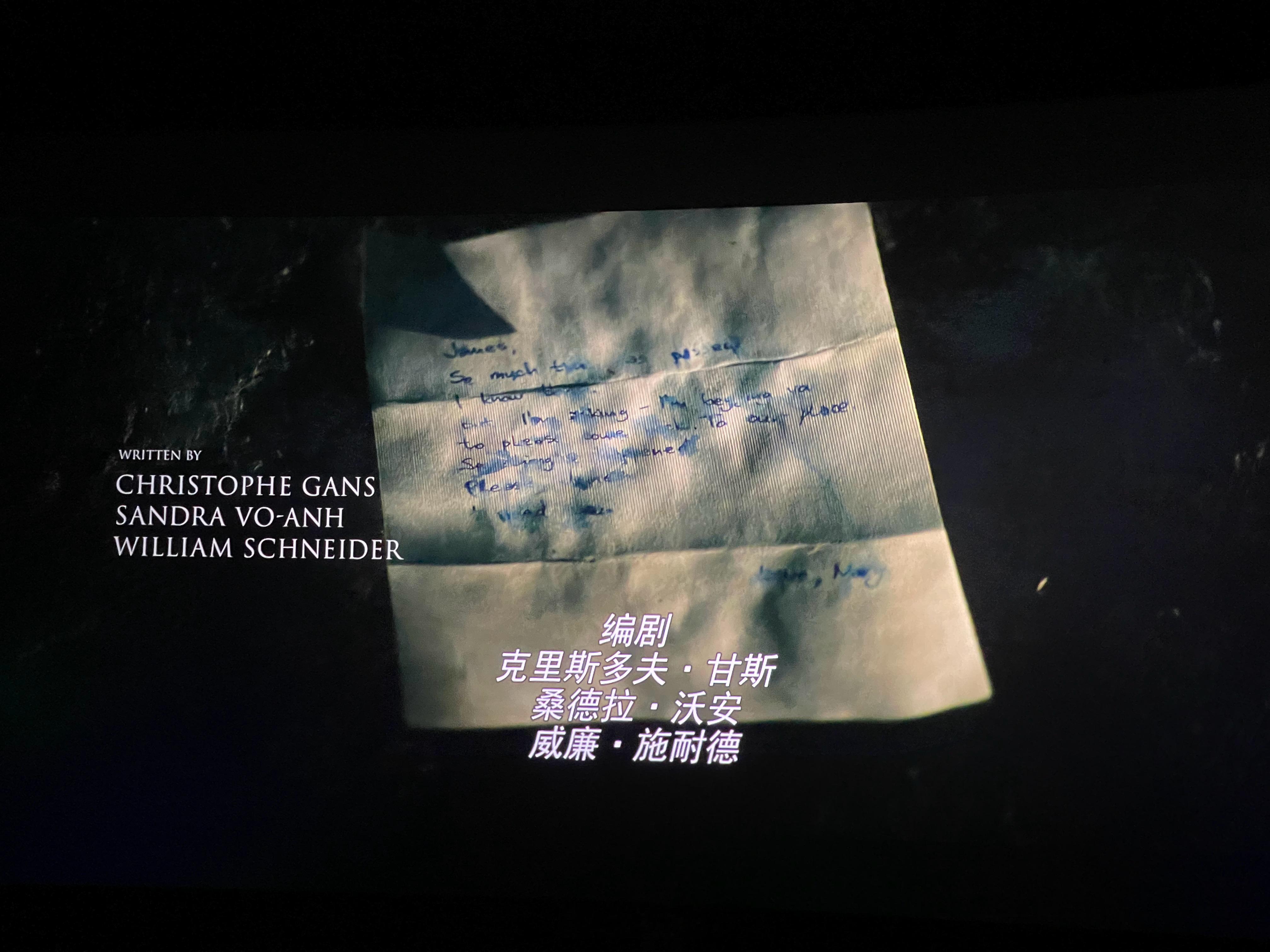 昨天晚上去看了电影《重返寂静岭》，太特么惊悚了，电影院里时不时有人被吓到尖叫出了