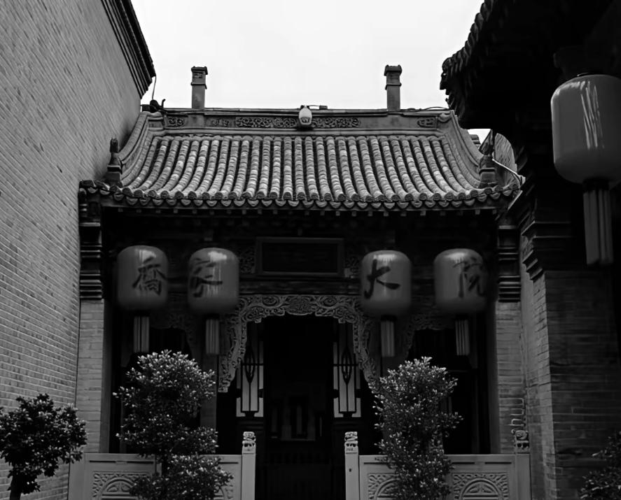 1907年，乔致庸六个儿子全废，只好让长孙乔映霞接班。乔映霞够狠，剪辫子办新